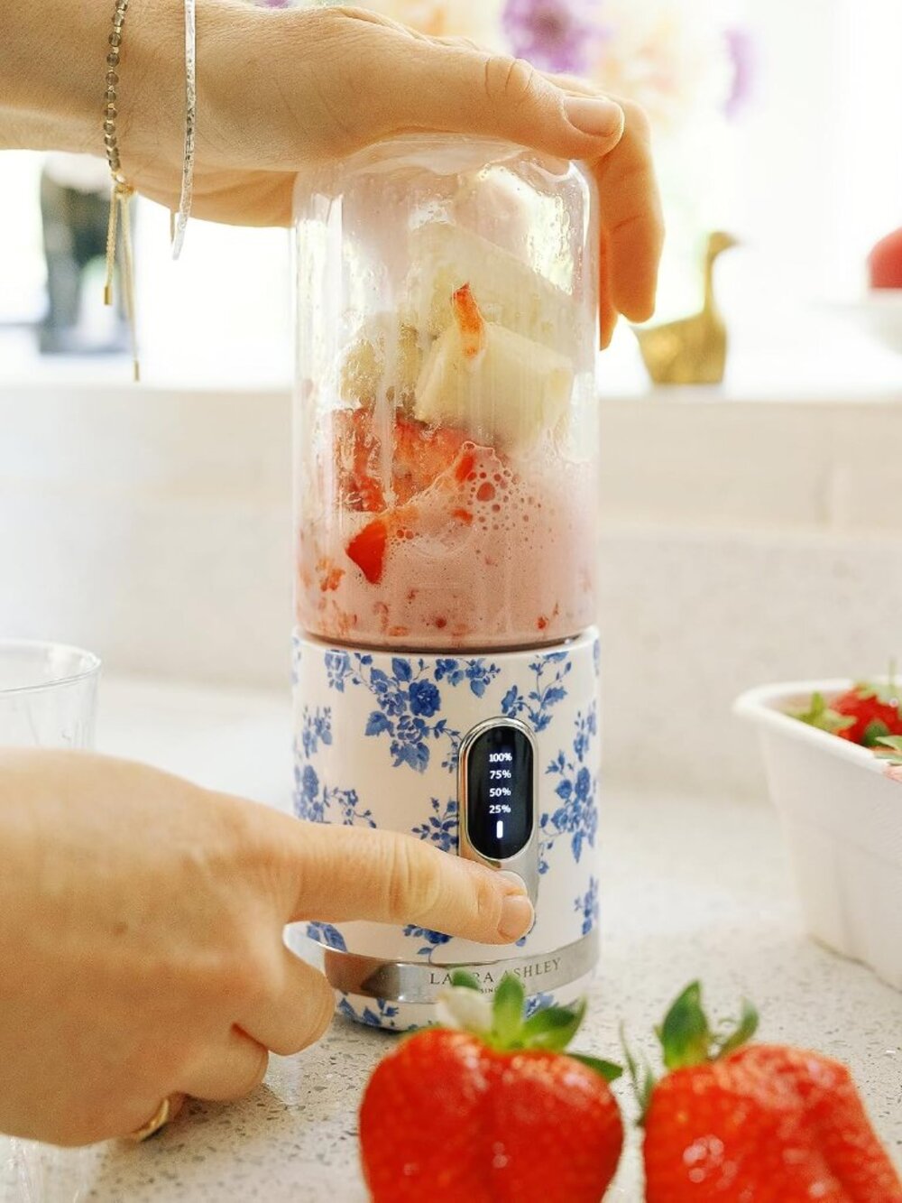 LAURA ASHLEY Portable Blender, Smoothie Maker - Picture 2 of 6